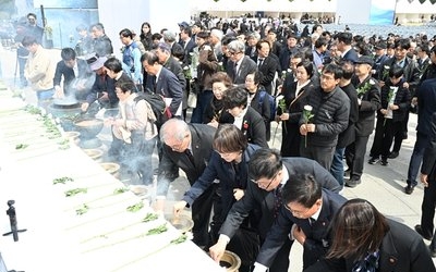 "평화·인권 위에 더 큰 민주주의 꽃을" 제주4·3추념식 봉행