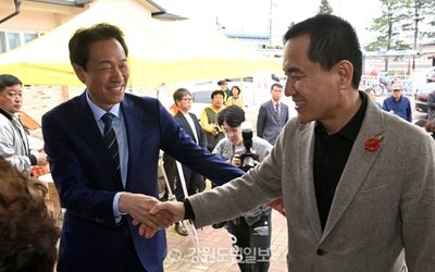 김진태-우상호 조우 "고생 많습니다"...강원도청 신청사 부지 춘천 동내면 표심 경쟁